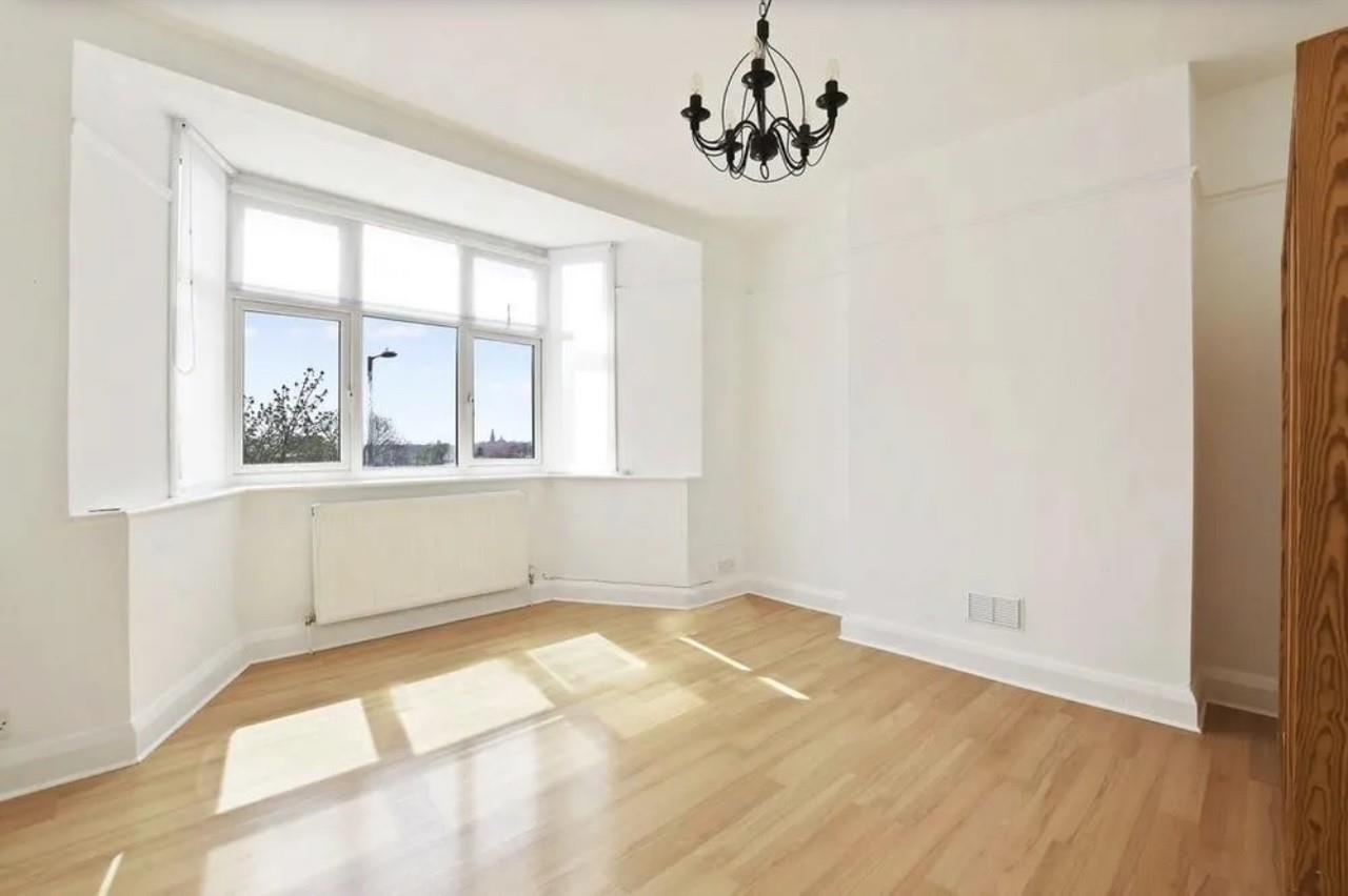 2 bed property in East End Road, London